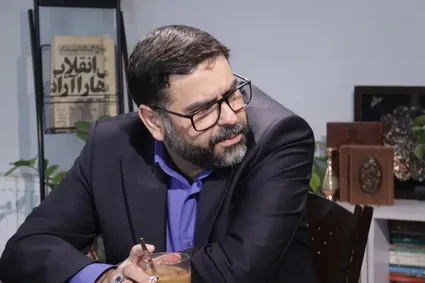 ببینید / محمد حسین رنجبران خطاب به وحید جلیلی: خداوکیلی اگر در دوره شهید لاریجانی یا ضرغامی یا هر کس دیگر رئیس سازمان می‌آمد برادر یک چهره شاخص سیاسی را می‌گذاشت قائم مقام، پسرخاله اش را معاون سیاسی، رئیس دفترش را رئیس شبکه خبر کفن نمی‌پوشیدی؟