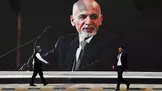 گزارش بی‌سابقه آمریکا از ۴۸ ساعت پایانی حکومت اشرف غنی؛ خروج اضطراری از کاخ ریاست جمهوری باعث شده غنی پابرهنه به دنبال کفش‌هایش بگردد / غنی و همسرش به همراه دو مسئول دیگر در یک بالگرد سوار می‌شوند / ۲۰ تا ۲۵ نفر از تیم حفاظت سوار بر بالگرد دیگری می شوند، که به دلیل سنگینی تا آستانه سقوط پیش می‌رود /  یکی از افرادی که موفق به سوار شدن نشده بالگرد را تهدید به شلیک می‌کند  /  هر فرد ۵ تا ۱۰ هزار دلار در جیب‌های خود داشته /  ادعای سفارت روسیه مبنی بر سرقت ۱۶۹ میلیون دلار  به دلیل ظرفیت کم بالگردها ممکن نبوده