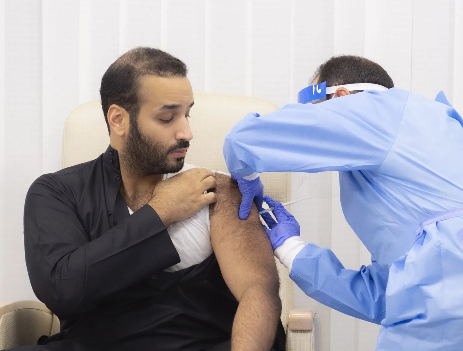 ویدیو / محمد بن سلمان،ولیعهد سعودی، واکسن کرونا تزریق کرد