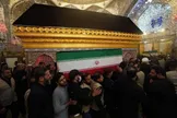 ببینید/ ویدیو‌هایی از طواف و اقامه نماز بر پیکر رهبر شهید در حرم امام حسین (ع) و حضرت عباس (ع)