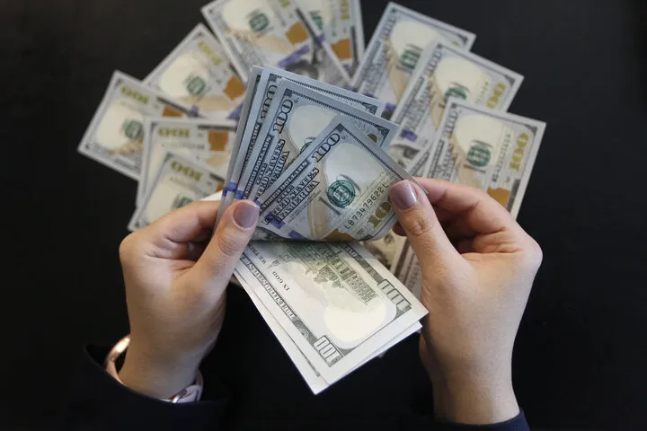 یک رسانه: نرخ فروش هر دلار در شعب بانکی، ۲۵۷ هزار تومان است
