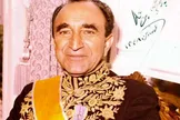 یادداشت‌های علم، شنبه ۱۲ خرداد ۱۳۵۲: در سفارت انگلیس آنقدر سفیر و وزیر مختار و.... دنبال من دویدند که خودم خجالت کشیدم