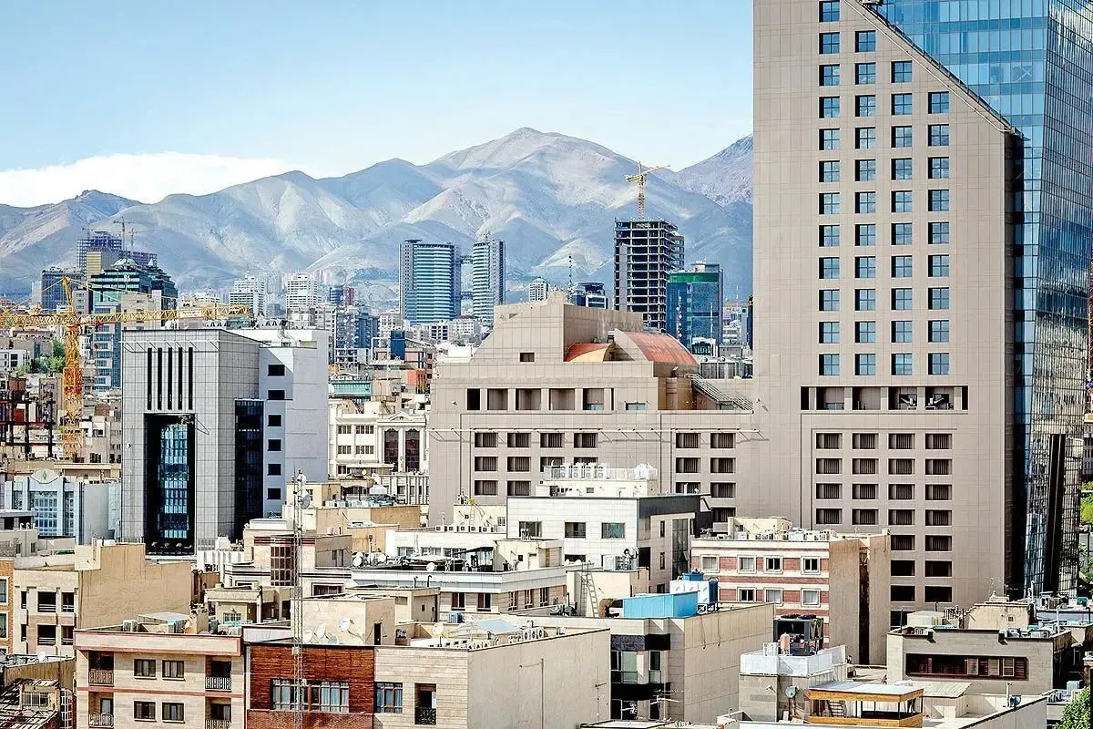 یک رسانه: با وام ۲.۴ میلیارد تومانی اوراق تسهیلات مسکن، فقط حدود ۱۲ متر از یک آپارتمان در تهران را می‌توان خرید/ این وام حدود ۴۴۵ میلیون تومان هزینه دارد و عملا ۱.۹۵ میلیارد تومان دست متقاضی را می‌گیرد/ اقساط ماهیانه این تسهیلات هم تا پنج سال اول، حدود ۵۱ میلیون تومان است