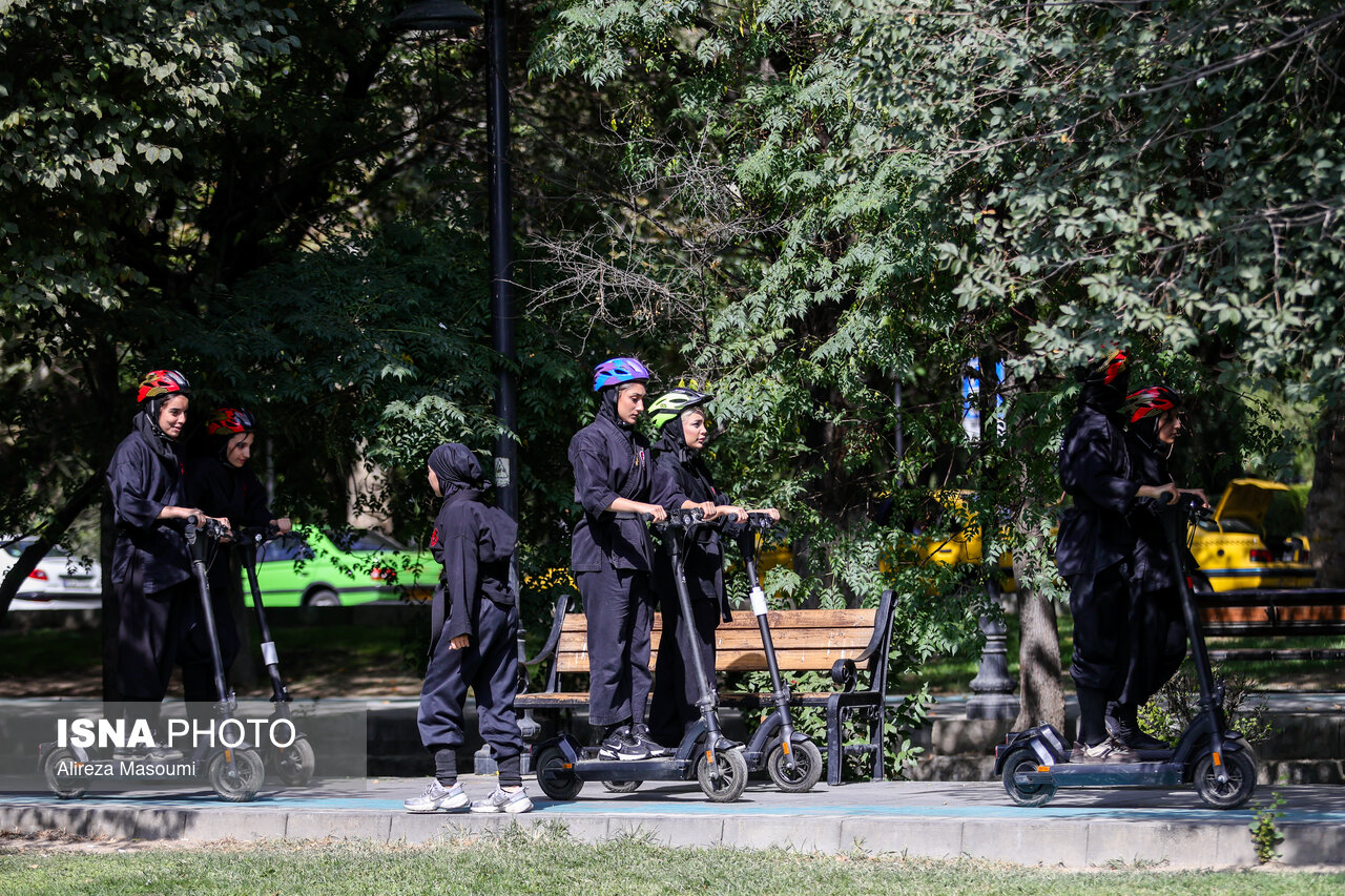 تصاویر: رویداد شهرنوردی با اسکوتر
