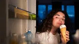 پرخوری شبانه؛ متخصص از علت‌ها و راهکارهای مهار هوس غذا در ساعات پایانی شب می‌گوید