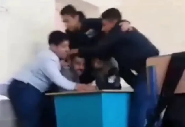 ببینید / چند دانش آموز در تبریز معلم خود را کتک زدند!