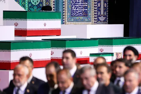 شرکت نمایندگان، شخصیت‌ها و گروه‌های مردمی از حدود ۱۰۰ کشور در مراسم وداع با رهبر شهید انقلاب / باز شدن در‌های مصلی تهران از ساعت ۶ صبح شنبه به روی مردم