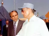 یادداشت‌های علم، یکشنبه ۶ خرداد ۱۳۵۲: پادشاه یونان بعد از تبعید می‌خواهد با شاهنشاه تماس بگیرد، نمی‌تواند؛ شاه در جواب گفت «می‌دانم، ولی نمی‌خواهم با او تماس بگیرم، مصلحت نیست، این احمق نمی‌داند که تلفن او را کنترل می‌کنند»