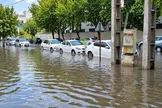 آبگرفتگی معابر، اختلال در تردد، خسارت‌های به زمین‌های کشاورزی و قطع برق در برخی مناطق مازندران/ ساری همچنان درگیر سیلاب است/ شدت بارش در رشت به حدی است که بسیاری از خیابان‌ها و کوچه‌های فرعی دچار آبگرفتگی گسترده شده‌اند؛ این وضعیت موجب کندی شدید تردد خودروها شده/ در رشت تنها با چکمه از برخی از خانه‌ها می‌توان خارج شد