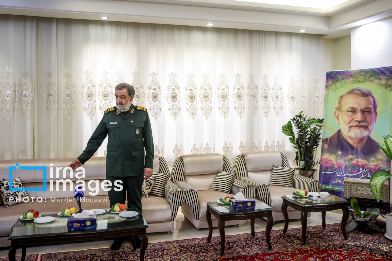 تصاویر: حضور دبیر شورای عالی امنیت ملی در منزل شهید لاریجانی
