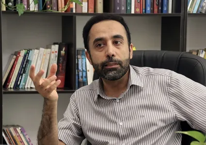 ویدیو / روح‌الامین سعیدی استاد دانشگاه امام صادق در مناظره با کوروش احمدی: مقامات می‌گویند حداقل تا آخر سال کج‌دار و مریز کشور را اداره بکنیم و فشارها را تحمل بکنیم به امید اینکه در طولانی مدت بتوانیم از ترامپ امتیاز بگیریم