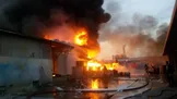 آتش‌سوزی در کارخانه تولید کفش در جاده خاوران / آتش‌نشانی: محل حادثه سوله‌های مواد اولیه تولید کفش بوده که سه تا از این سوله‌ها، کاملاً شعله‌ور شدند و در جنوب تهران این دود قابل رویت است