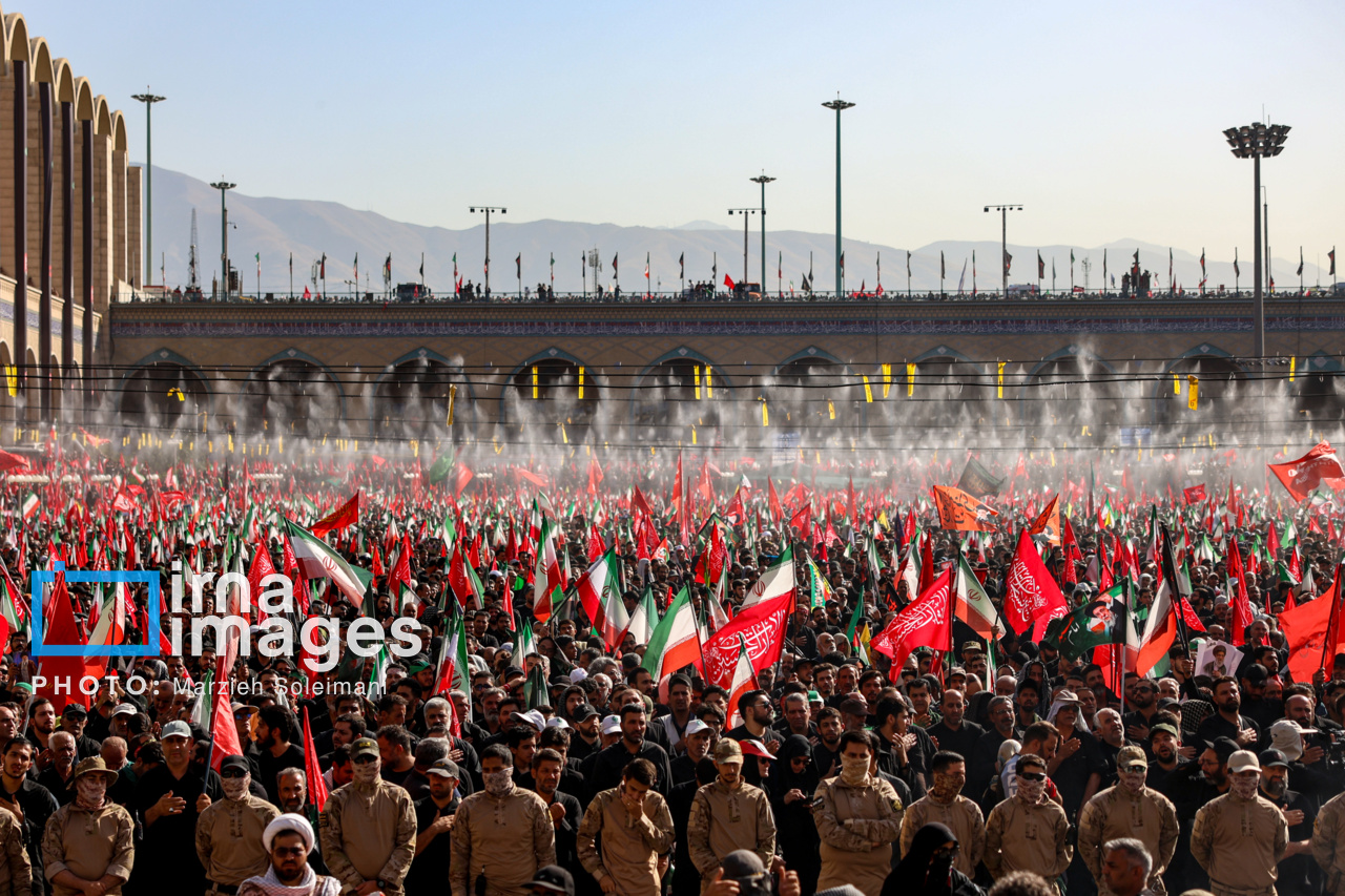 تصاویر: اقامه نماز بر پیکر رهبر شهید انقلاب