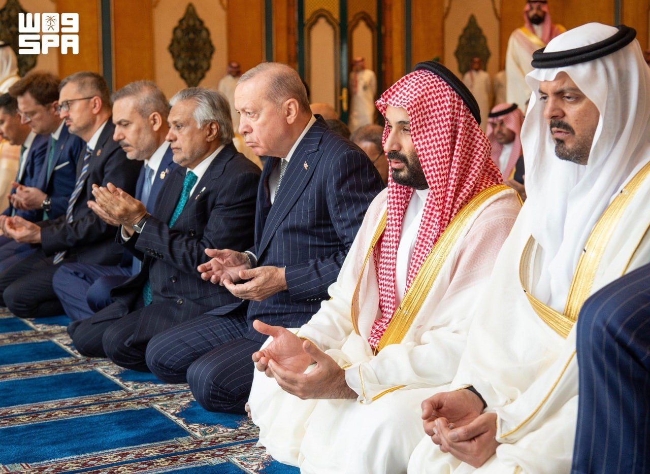 تصاویر: اقامه نماز اردوغان، بن‌سلمان و شهباز شریف پس از امضای توافق دفاعی در مسجدالحرام