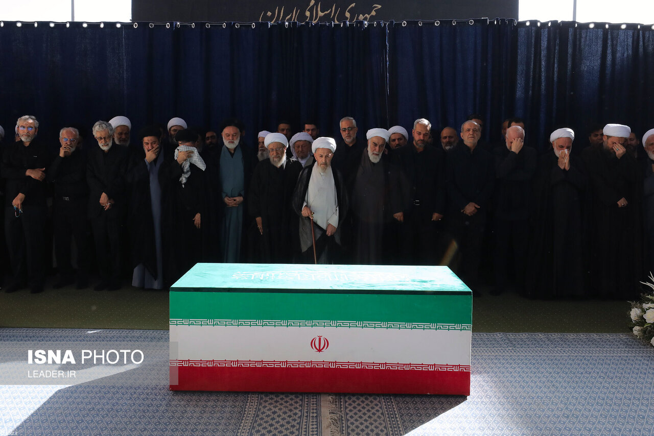 تصاویر: اقامه نماز بر پیکر رهبر شهید انقلاب