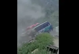 ببینید/ لحظه له شدن اتوبوس بر اثر سقوط سنگ عظیم