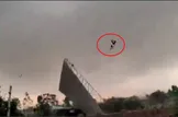 ببینید / تصاویر تکان‌دهنده از طوفان در هند؛ در پی کنده شدن یک سقف فلزی جوانی به همراه سازه به هوا پرتاب شد