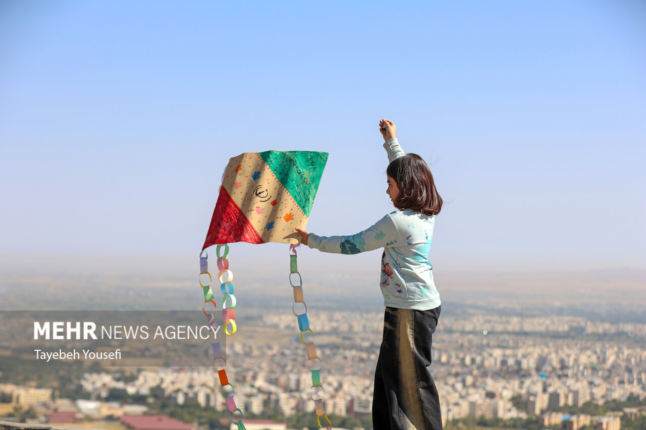 تصاویر: جشنواره پرواز بادبادک ها به یاد شهدای میناب در همدان