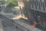 ببینید / تصاویری از لحظه وقوع حادثه و بازداشت مظنون ساختمان فدرال در نیویورک آمریکا