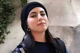 تسنیم: مقتول در طول مسیر با یکی از دوستانش در حال تماس بوده که همین موضوع، سرآغاز درگیری او با متهم شده/ قاتل جسد را در بیابان‌های اطراف فرودگاه رها و چند متر دورتر، موبایل مقتول را به بیرون پرتاب می‌کند/ او هنگامی که می‌خواسته آثار جنایت را تمیز کند، متوجه گوشی دوم مقتول می‌شود که زیر صندلی خودرو افتاده و هنوز روشن است/ وی به دنبال کشف سرنخ‌هایی توسط پلیس، در عملیاتی غافلگیرانه دستگیر شد