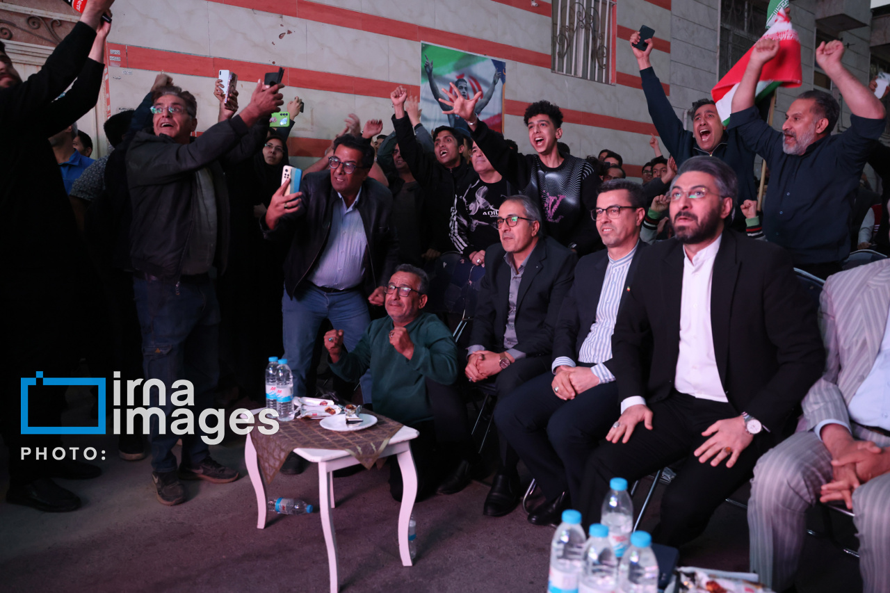 تصاویر: تماشای فینال کشتی آزاد قهرمانی جهان مقابل منزل «احمد محمدنژاد جوان»