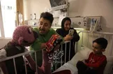 عکس / هومن حاجی عبداللهی و جناب خان کنار کودکان مجروح