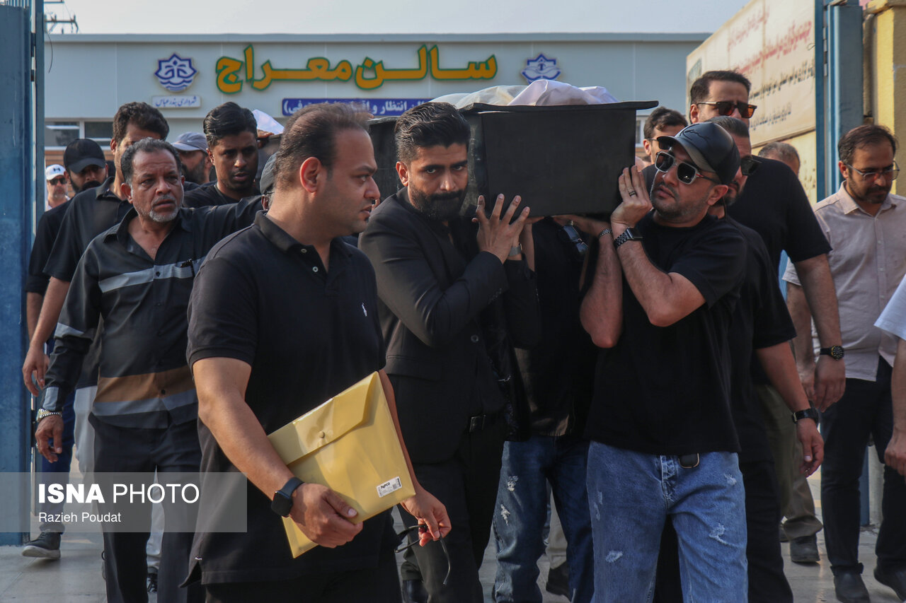 تصاویر: مراسم تشییع «طارق نیک‌پور»، نوازنده گروه تئاتر «تی‌توک» - بندرعباس