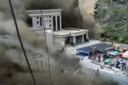 ببینید / تصاویری تکان‌دهنده‌ از سیلاب ناگهانی در مرز بین نپال و تبت