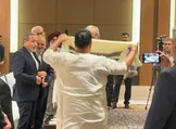 ببینید / اهدای شال محبت به پزشکیان در هند