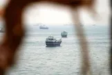 اداره کل بنادر و دریانوردی هرمزگان: یک کشتی به دنبال تخلیه مواد نفتی، در خلیج فارس توقیف شد/ این کشتی از نوع فله‌بر و حاوی شکر بود و ترکیبی از روغن سوخته، آب کف موتورخانه و لجن‌های صنعتی را مستقیم به دریا ریخت/ با توجه به جریان آب، آلودگی‌ها به صورت چندین لکه کوچک در دریا پراکنده شده بود که گروه‌های پاک‌سازی موفق به مهار آن شدند