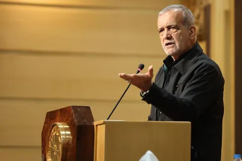 پزشکیان: جنگ باید در یک مقطع به پایان برسد، بهتر است امروز که در قدرت و عزت هستیم و تمام دنیا به پیروزی ما اذعان دارند جنگ را پایان دهیم/ عده‌ای خارج از گود نشسته‌اند چون نمی‌دانند دولت در چه شرایطی است، بی‌محابا اظهارنظر و تحلیل می‌کنند، هیچ رنج و سختی هم به آنها نرسیده و بعد هم دم از گرانی می‌زنند/ انتقاد از مشکلات تورم و مسائل ناشی از جنگ با شعار‌های برخی همخوانی ندارد