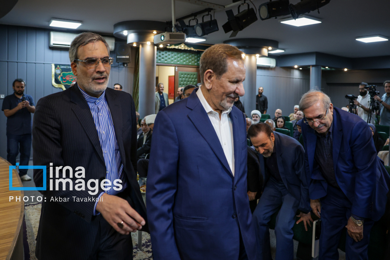 تصاویر: رونمایی از یادنامه شهید «سیدکمال خرازی»