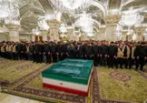 ببینید/ اقامه نماز بر پیکرهای شهدای خانواده رهبر شهید در حرم حضرت علی (ع)