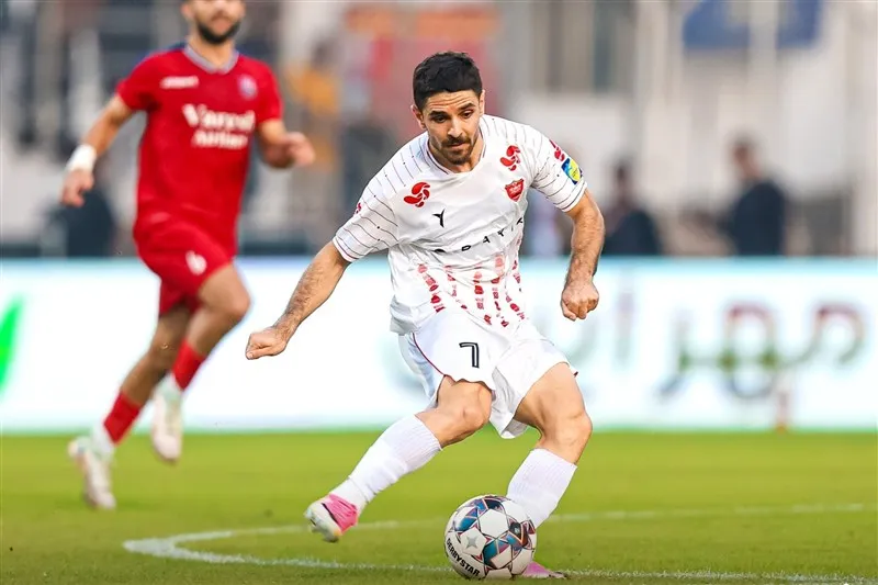 پرسپولیس با برد مقابل نساجی صدر جدول را از سپاهان پس گرفت