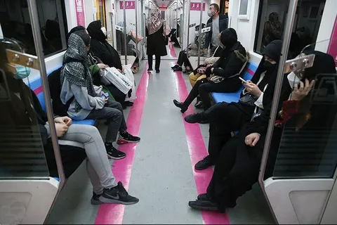 امنیت زنان در متروهای تهران زیر تیغ سوء مدیریت شهری / وزارت کشور وعده پیگیری داد