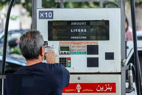 سخنگوی دولت: امیدوار هستیم که نیازی به کاهش سهمیه اول و دوم بنزین نداشته باشیم/ منابع حاصل از افزایش نرخ سوم بنزین، صرف بهبود معیشت مردم می‌شود/ کشور باید حدود ۷ میلیارد دلار برای واردات بنزین هزینه کند، لذا تمرکز ما بر مدیریت مصرف است/ افزایش قیمت بنزین قرار بود در زمستان سال گذشته انجام شود، زیرا دولت باید به صورت فصلی اصلاحات را انجام می‌داد
