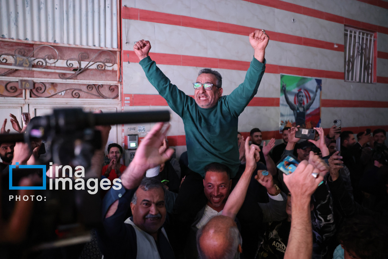 تصاویر: تماشای فینال کشتی آزاد قهرمانی جهان مقابل منزل «احمد محمدنژاد جوان»
