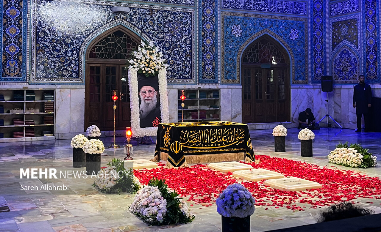تصاویر: تشرف زائران به رواق دارالذکر برای زیارت مزار رهبر شهید انقلاب