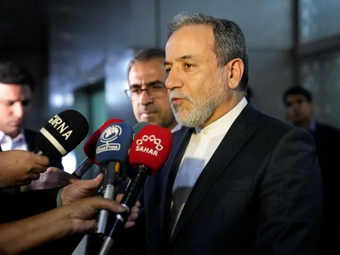عراقچی: مذاکرات با عمان در خصوص تعیین مسیر دریایی جدید در تنگه هرمز است / مسیر‌های قدیم با مسیر‌های جدید جایگزین می‌شود؛ متخصصین روی نقشه در حال کار هستند / این مذاکرات خوب پیش رفته است؛ می‌توان گفت در مراحل پایانی هستیم /ممکن است توافق صورت بگیرد ولی باز شدن تنگه هرمز منوط به یک‌سری شرایط دیگر است که از طریق واسطه‌ها منتقل شده