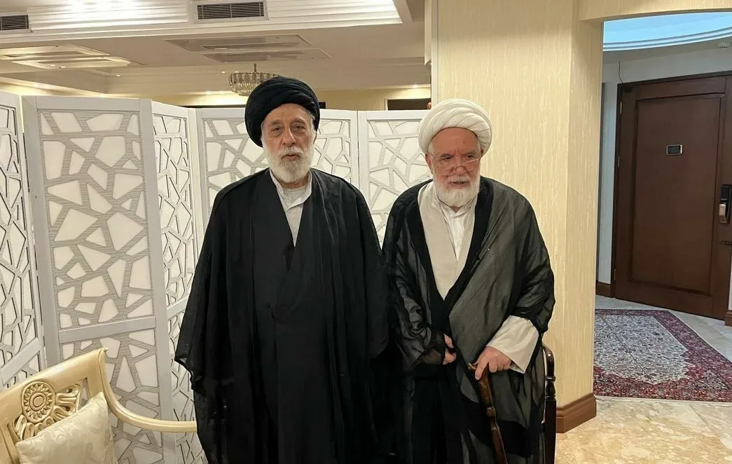 دیدار مهدی کروبی و سید هادی خامنه‌ای / سید هادی خامنه‌ای: مردم مهمترین پشتوانه نظام هستند؛ اکنون شایسته نیست که با شدیدترین فشار اقتصادی و انواع کمبود‌ها مواجه باشند / امیدواریم هرچه زودتر شاهد رفع حصر مهندس میرحسین موسوی و دکتر زهرا رهنورد هم باشیم؛ غیبت آنها از حضور موثر اجتماعی به ضرر مردم و نظام بوده