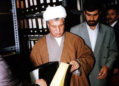 خاطرات آیت الله هاشمی رفسنجانی، ۱۷ آذر ۱۳۷۷: وزیر اطلاعات گفت، محدودیت آیت‌الله منتظرى به تدریج رفع مى‌شود / موسوی لاری هم گفت فرمانده ناجا تمرد می‌کند