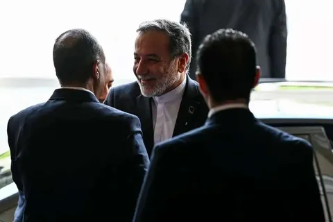 ادعای العربیه به نقل از یک منبع بلند پایه: سفر عراقچی به اسلام‌آباد، به زودی انجام خواهد شد/ درباره دستیابی به گشایشی در مذاکرات ایران و آمریکا، خوش‌بینی محتاطانه‌ای وجود دارد/ فضای مثبت در مورد توقف جنگ و بازگشایی کامل تنگه هرمز/ میانجی‌ها برای دستیابی به اعلام رسمی آتش‌بس، به زمان بیشتری نیاز دارند