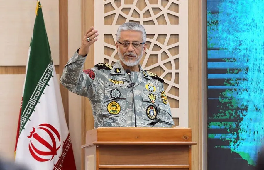 دریادار سیاری، معاون هماهنگ کننده ارتش: جنگ امروز، جنگ تحمل سختی‌ها است و ما در این زمینه، بسیار موفق عمل کرده‌ایم/ مقابل دشمنی ایستاده‌ایم که تمام تجهیزات و فناوری‌های جهان را در اختیار دارد