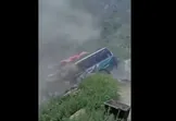 ببینید/ لحظه له شدن اتوبوس بر اثر سقوط سنگ عظیم
