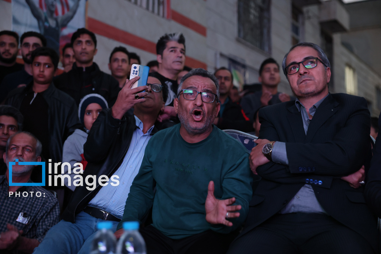 تصاویر: تماشای فینال کشتی آزاد قهرمانی جهان مقابل منزل «احمد محمدنژاد جوان»