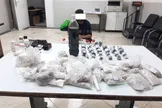 پلیس: دستگیری عطاری که مواد مخدر می‌فروخت/ در بازرسی از محل فعالیت متهم، ۷۷۰ گرم تریاک، ۹۰ لیتر شربت متادون و ۲۲ هزار قرص متادون و ترامادول کشف شد