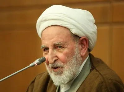 آیت‌الله یزدی: سربسته بگویم؛ در عمق حوزه علمیه، برخی شخصیت‌های اثرگذار می‌گویند ما را چه به سیاست؛ ما باید احکام شرعیه را توضیح دهیم / امام (ره) همان زمانی که می‌خواست پیام آیت الله بروجردی را به شاه برساند، به شاه فهماند که حکومت حق مجتهد واجد الشرایط است نه تو / در انقلاب، هیچ نظریه دیگری غیر از ولایت فقیه مطرح نبود