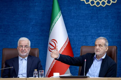 پزشکیان: اگر گروهی فکر کنند که تنها آنها عقل کل و تصمیم گیرنده هستند، ناخواسته باعث تضعیف کشور خواهند شد / [در خصوص لغو پروازها] ترامپ از آن سوی دنیا تهدید می‌کند و دستور می‌دهد و برخی از کشورها هم به دستور او گوش می‌دهند؛ همه کشورها به فکر منافع خود هستند / عراق، افغانستان، پاکستان، آذربایجان و دیگر کشورهای دوست و همسایه با ما کمک می‌کنند اما محاسبات خود را هم دارند