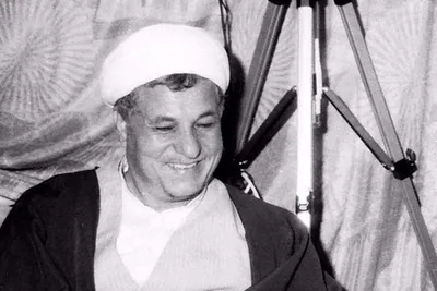 خاطرات آیت الله هاشمی رفسنجانی، ۳۰ اردیبهشت ۱۳۷۷: شفیعی از مدیران وزارت اطلاعات از من خواست که به آقاى مهاجرانى بگویم، [احمد]بورقانى را عوض کند، زیرا وضع مطبوعات را به جاى خطرناکی رسانده / عبدالله نوری گفت، پدرش مقلد آقاى منتظرى است
