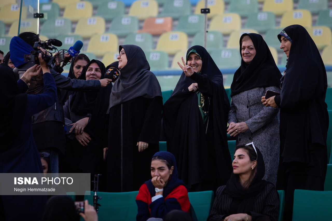 تصاویر: اولین دربی فوتبال زنان